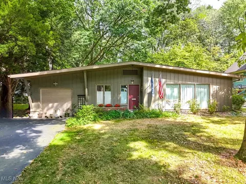1215 Fairview Dr, Kent, OH 44240