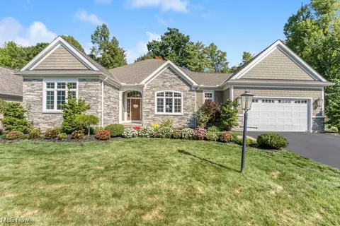 7558 Creekview Trl, Chagrin Falls, OH 44023