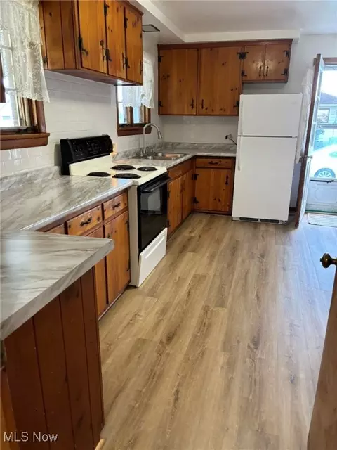 Kitchen - 575 Creed St, Struthers, OH 44471 photo 1 of 2