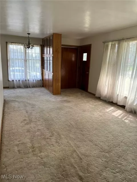 Living - 575 Creed St, Struthers, OH 44471 photo 1 of 2