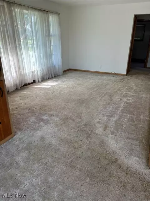 Living - 575 Creed St, Struthers, OH 44471 photo 2 of 2