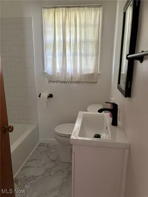 Bath - 575 Creed St, Struthers, OH 44471 photo 1 of 1
