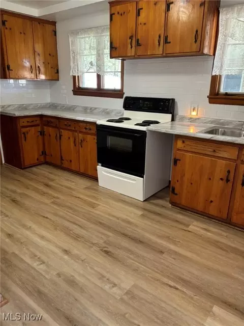 Kitchen - 575 Creed St, Struthers, OH 44471 photo 2 of 2