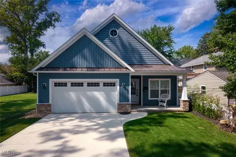 106 Woodstock Dr, Avon Lake, OH 44012