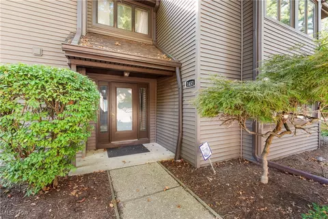 1449 Harbor Dr NW, Canton, OH 44708