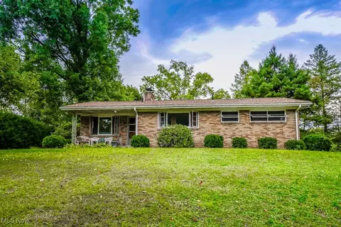 12488 Amber Cir NW, Uniontown, OH 44685