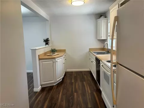Kitchen - 2831 Stark Dr, Willoughby Hills, OH 44094 photo 2 of 2