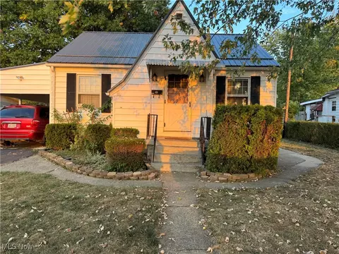 2456 Crew Ave, Zanesville, OH 43701