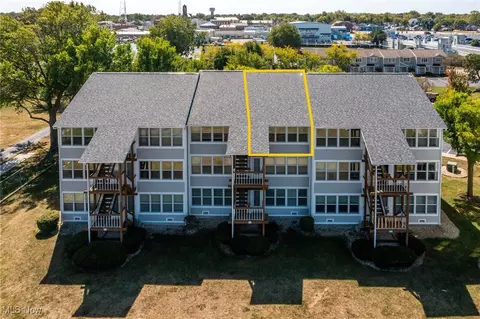 204 W Lakeshore Dr #E, Port Clinton, OH 43452