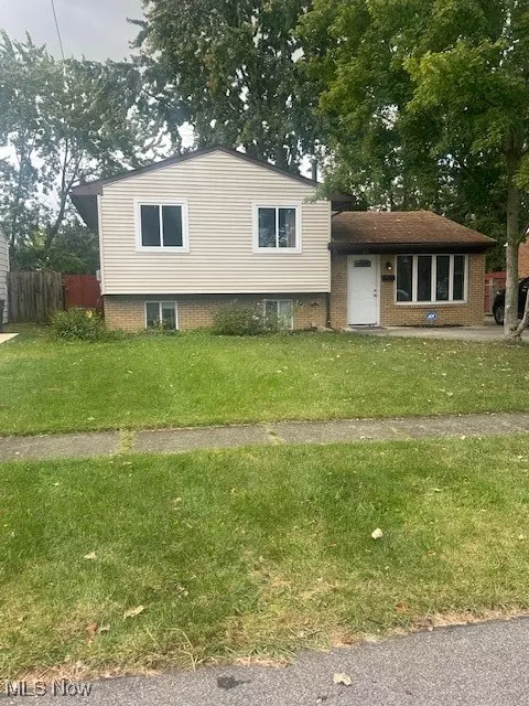 827 Hollywood Blvd, Elyria, OH 44035