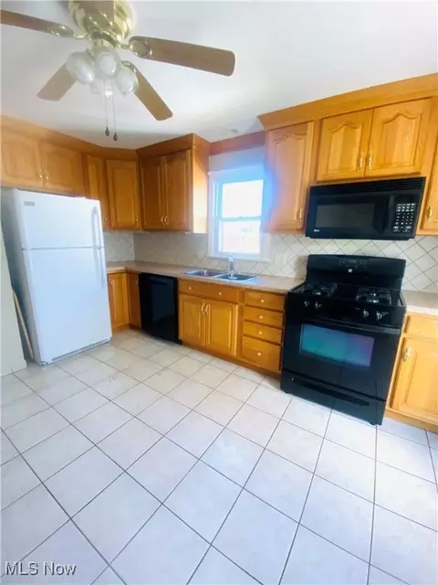 Kitchen - 55 Grimm Heights Ave, Struthers, OH 44471 photo 2 of 2