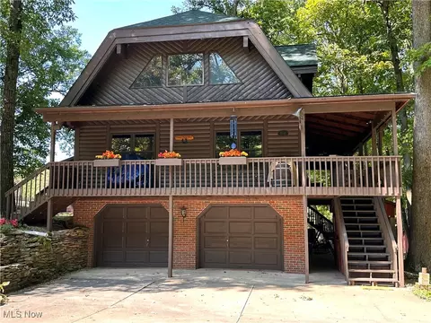 8125 Geneva Cir, Millersburg, OH 44654