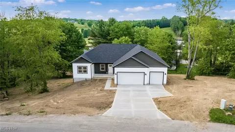 3050 Corbin Dr, Zanesville, OH 43701