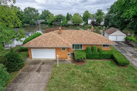 5897 Twin Lakes Dr, Parma, OH 44129