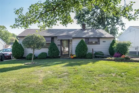 6469 Ledgebrook Dr, Brook Park, OH 44142