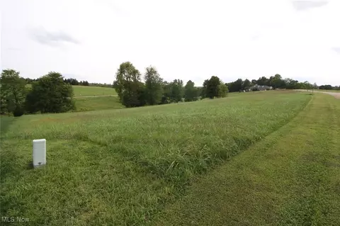 5050 Wilshire Dr, Zanesville, OH 43701