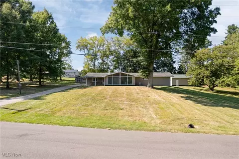 6959 Maplehill St SW, Navarre, OH 44662