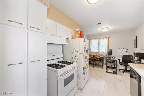 Kitchen - 406 Walnut Dr, Berea, OH 44017 photo 3 of 3