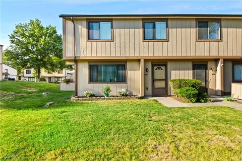11690 Harbour Light Dr #3, North Royalton, OH 44133