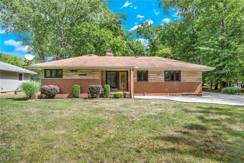 6321 Crossview Rd, Seven Hills, OH 44131