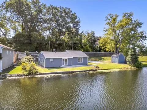831 Portage Lakes Dr, Akron, OH 44319