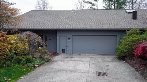 312 Wood Ridge Dr, Aurora, OH 44202