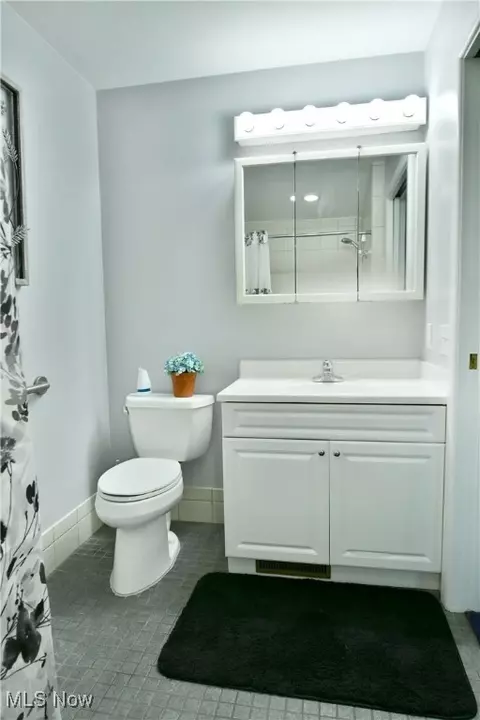 Bath - 580 Como St, Struthers, OH 44471 photo 8 of 9
