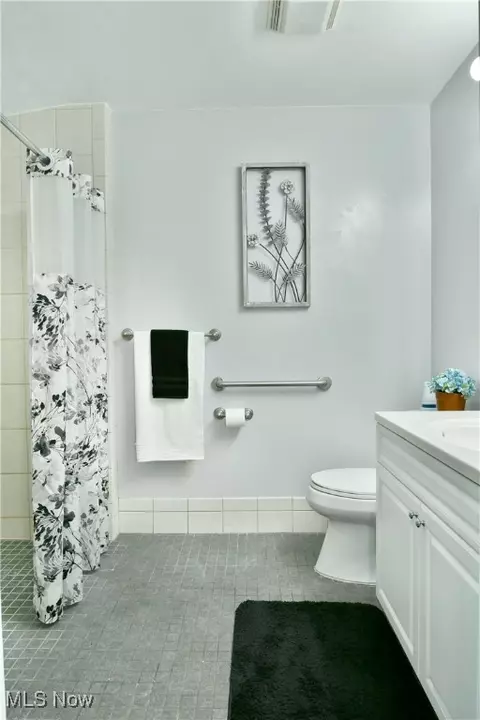 Bath - 580 Como St, Struthers, OH 44471 photo 4 of 9
