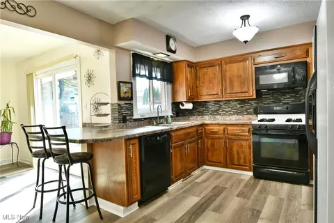 Kitchen - 580 Como St, Struthers, OH 44471 photo 2 of 5