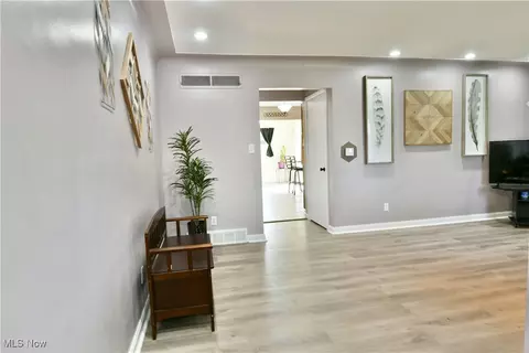 Entry Way - 580 Como St, Struthers, OH 44471 photo 1 of 4