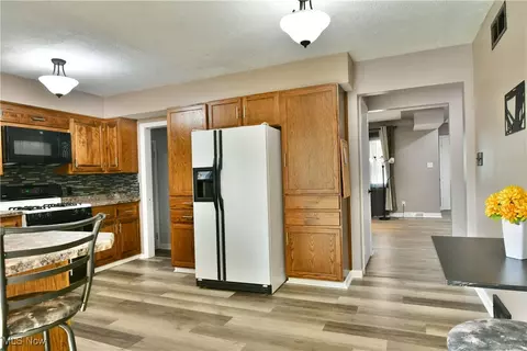 Entry Way - 580 Como St, Struthers, OH 44471 photo 3 of 4