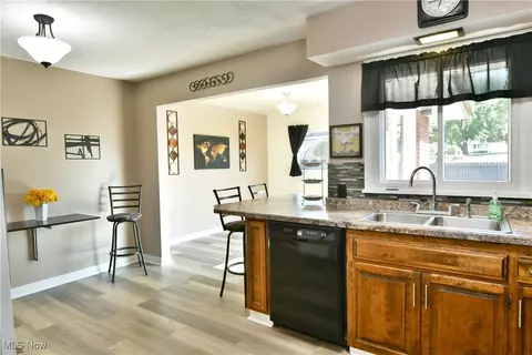 Kitchen - 580 Como St, Struthers, OH 44471 photo 4 of 5