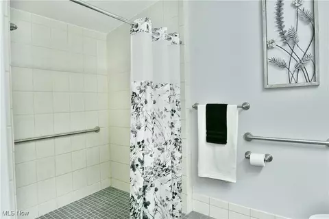 Bath - 580 Como St, Struthers, OH 44471 photo 5 of 9