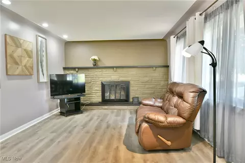 Living - 580 Como St, Struthers, OH 44471 photo 2 of 4