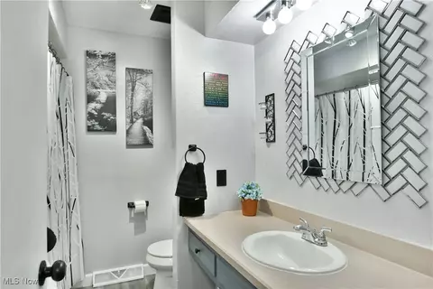 Bath - 580 Como St, Struthers, OH 44471 photo 1 of 9