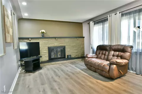 Living - 580 Como St, Struthers, OH 44471 photo 3 of 4