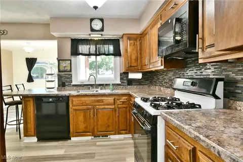 Kitchen - 580 Como St, Struthers, OH 44471 photo 3 of 5