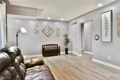 Entry Way - 580 Como St, Struthers, OH 44471 photo 2 of 4