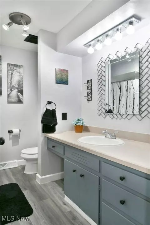 Bath - 580 Como St, Struthers, OH 44471 photo 2 of 9