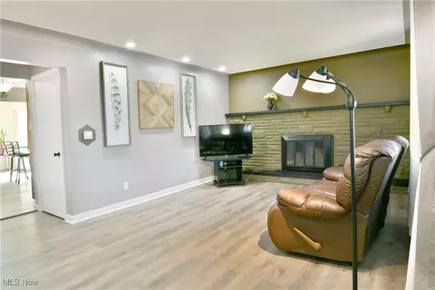 Living - 580 Como St, Struthers, OH 44471 photo 1 of 4