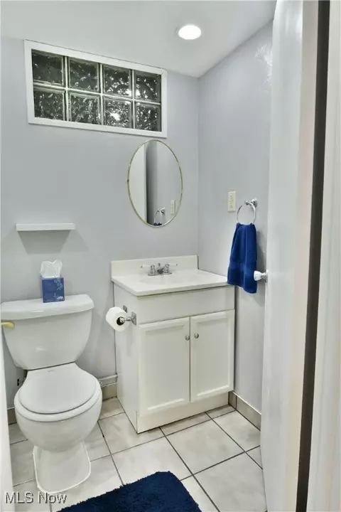 Bath - 580 Como St, Struthers, OH 44471 photo 9 of 9