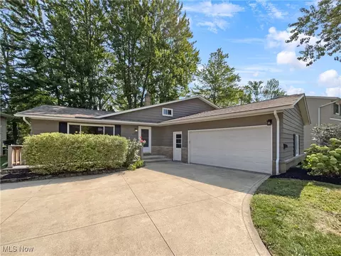 4631 Williamstown Dr, North Olmsted, OH 44070