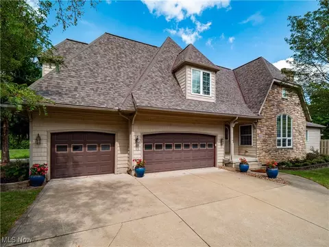 24330 Briar Patch Dr, Olmsted Falls, OH 44138