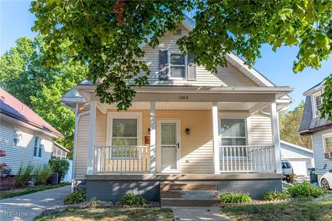 1302 Oak Ave, Coshocton, OH 43812
