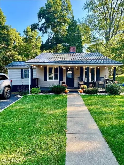 395 Lyons Ave, East Palestine, OH 44413