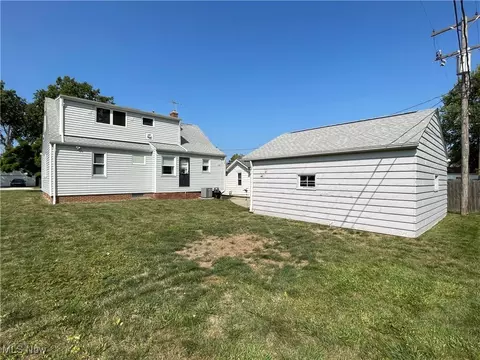631 E 240th St, Euclid, OH 44123 photo 4