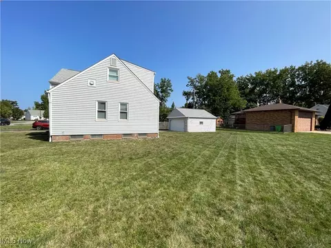 631 E 240th St, Euclid, OH 44123 photo 3
