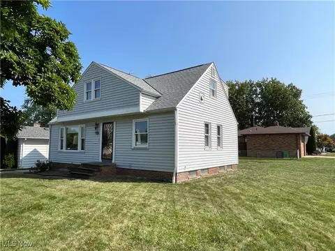 631 E 240th St, Euclid, OH 44123 photo 2