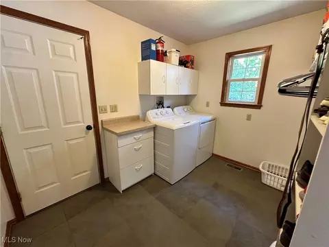 301 Pleasant St, Barnesville, OH 43713 photo 9