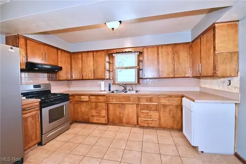 Kitchen - 591 Brandon Ave, Struthers, OH 44471 photo 2 of 3